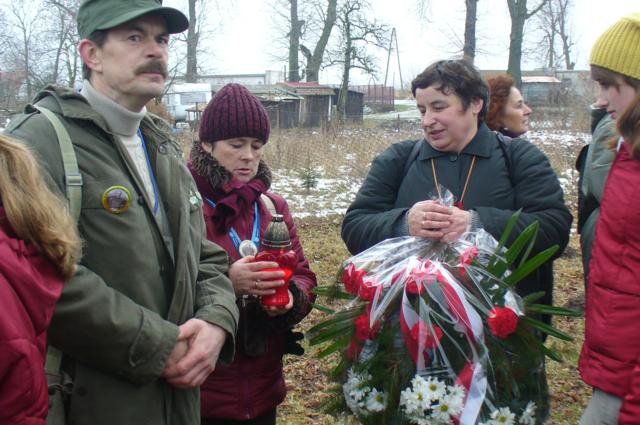 11. Pod pomnikiem w Fiszewie.jpg